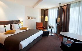 هوليداي إن ألماتي